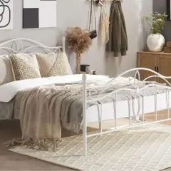 Sypialnia z metalowym łóżkiem w stylu boho. Inspiracje dla Twojego wnętrza.