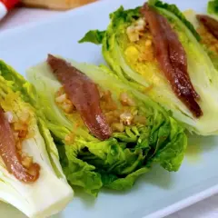 Cogollos de lechuga rellenos de ajo y coronados con sabrosos cogollos con anchoas.