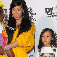 Cardi B z dziećmi na ściance Def Jam. Jedno dziecko w kolorowej stylizacji, drugie obok.