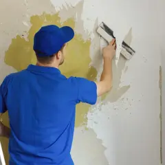 Jak usunąć starą farbę emulsyjną ze ściany bez zbędnego bałaganu