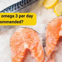 Färska laxfiléer och makrill på is, med citron och persilja. Frågan "hur mycket omega 3 per dag" ställs.