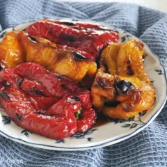 Peperoni rossi e gialli arrostiti, pronti per spellare in forno. Un contorno saporito e colorato.