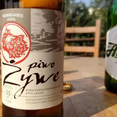 Piwo żywe amber, niepasteryzowane, o intensywnym słodowym smaku z nutami chmielowej goryczki. Idealne na letnie popołudnie.