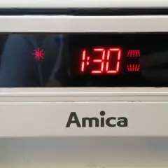 Zmywarka Amica. Na wyświetlaczu świeci symbol gwiazdki i czas 1:30.