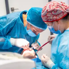 Ortodonci w akcji. Zastanawiasz się, ile zarabia ortodonta? To skomplikowana procedura.