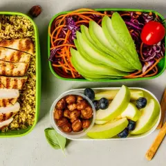 Gesunde gerichte zum vorkochen: gegrilltes Hähnchen mit Couscous, Avocado-Salat, Äpfel und Nüsse.