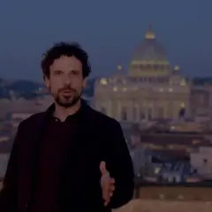 Francesco Montanari, con la sua altezza, parla davanti a San Pietro al tramonto.