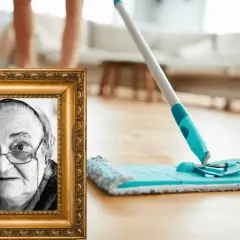 Portrait d'une grand-mère souriante à côté d'une serpillère, rappelant une astuce de grand-mère pour nettoyer un parquet.