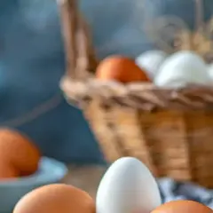 Ile gotować jajka do sałatki, aby uniknąć twardych i zielonych żółtek?