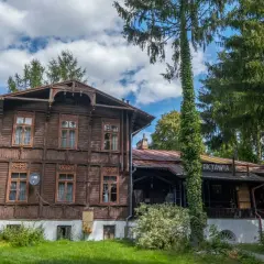 Drewniana willa w Nałęczowie, idealna na weekendowe atrakcje. Wspaniała architektura i otoczenie przyrody.