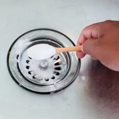 Maintenant, je vais vous montrer comment déboucher évier eau chaude avec du bicarbonate de soude.