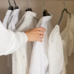 Biały sweter zżółkł? Odkryj sekrety wybielania bez zniszczeń!