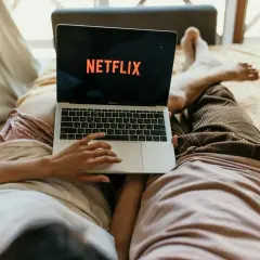 Netflix o której godzinie premiera – poznaj sekrety czasów premier w Polsce