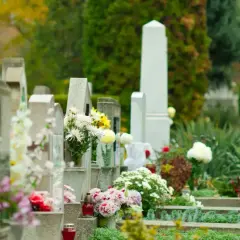 Ile kosztuje przedłużenie miejsca na cmentarzu? Sprawdź ceny i opłaty