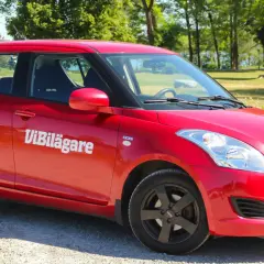 Röd Suzuki Swift med texten "ViBilägare" på sidan. Kanske ett problem med bilen?