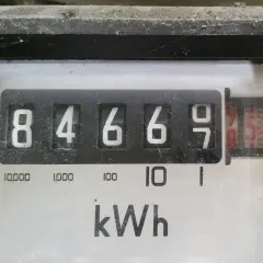 Licznik energii elektrycznej pokazuje 84669 kWh. To wzór na pracę prądu, który pokazuje zużycie energii.