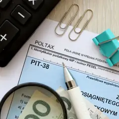 Formularz PIT-38, kalkulator, lupa i pieniądze. Czas rozliczyć pit kryptowaluty do kiedy?