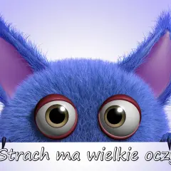 Niebieskie, futrzaste stworzenie z wielkimi oczami i fioletowymi uszami, z napisem "Strach ma wielkie oczy".