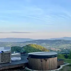 Relaks na tarasie z widokiem na góry. W Jurkowie atrakcje to m.in. jacuzzi i ognisko.