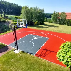 Nowe boiska do koszykówki w otoczeniu zieleni. Idealne miejsce na letnie rozgrywki.