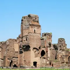 Imponenti rovine delle Terme di Caracalla, testimoni della loro antica storia e grandezza.