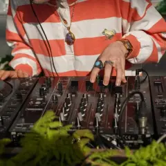 Jaki kontroler DJ na początek? Wybierz mądrze i miksuj bez frustracji!