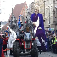 Parada z okazji imieniny Marcina kiedyś wyglądała tak: gigantyczna postać w purpurowej szacie i traktor z fantastycznymi stworami.