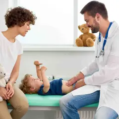 Dziecko wymiotuje? Sprawdź, jak nawadniać i kiedy do lekarza!