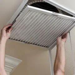 Man reemplaza el filtro aire acondicionado split. Mantiene el aire limpio y el sistema funcionando eficientemente.