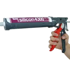 Hand hält eine Kartuschenpistole mit "bm silicon 4300" für das acryl dichtmasse entfernen.