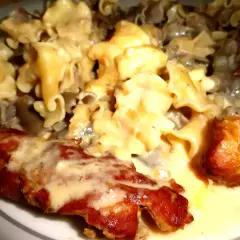 Délicieux filet mignon au reblochon, servi avec des pâtes crémeuses et des champignons. Un plat réconfortant et savoureux.