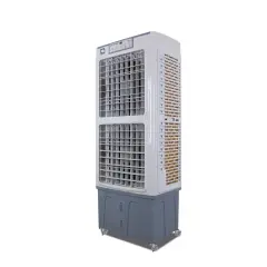 Climatizador evaporativo que es: un enfriador de aire vertical blanco y gris con rejillas frontales y laterales, sobre ruedas.