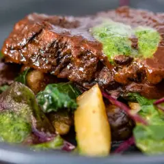 Zart geschmorte Ochsenbacken mit grüner Sauce und Kartoffeln, ein köstliches Ochsenbacken Rezept.