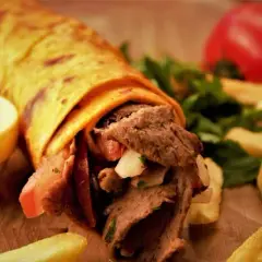 Ile kalorii ma kebab rollo? Od 500 do 1600 kcal poznaj prawdę!