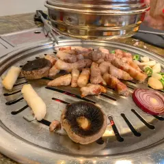 Koreański grill Kraków: najlepsze miejsca na BBQ z dostawą i odbiorem