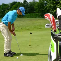 Ein Golfer übt auf dem Putting Green des Golfclub Oberberg.