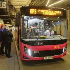 Autobus linii AP3 z napisem "Pyrzowice Port Lotniczy" czeka na pasażerów. To idealny transport na lotnisko Pyrzowice.