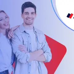 Uśmiechnięta para, symbolizująca pewność siebie w finansach, obok logo AvaFin.