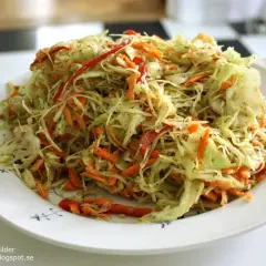 En fräsch kålsallad med morötter och paprika, perfekt som tillbehör. Ett enkelt veckosallad recept för en hälsosam måltid.