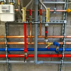Ile zarabia hydraulik w Szwajcarii? Zaskakujące wynagrodzenia i warunki
