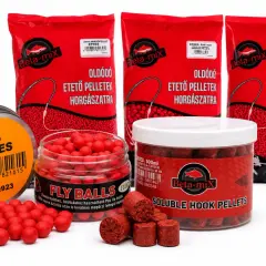 Jaki smak pelletu na karpia? Na zdjęciu widać czerwone kulki i pellety o smaku EPRES (truskawka), idealne do łowienia karpi.