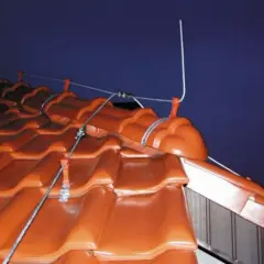 System ochrony przed wyładowaniami atmosferycznymi na dachu. Widoczny jest maszt i przewody, które pokazują, jak wygląda piorunochron.