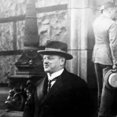 Gustav Stresemann, nach dem Stresemann-Attentat, mit Hut und Anzug, im Gespräch mit Begleitern.