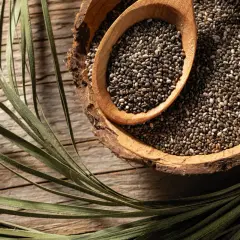 Graines de chia dans un bol en bois, une cuillère en bois remplie. Parfait pour un régime sain et équilibré.