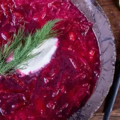 Jak ugotować pyszną zupę buraczkową – prosty przepis krok po kroku