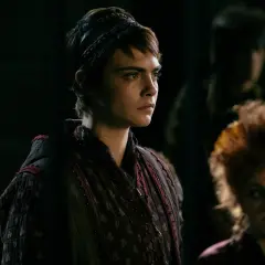 Cara Delevingne jako Vignette Stonemoss, jedna z gwiazd serialu Carnival Row, w mrocznym, fantastycznym świecie.