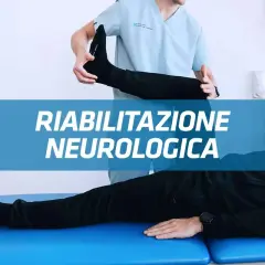 Fisioterapista assiste paziente in esercizi di riabilitazione neurologica, muovendo la gamba.