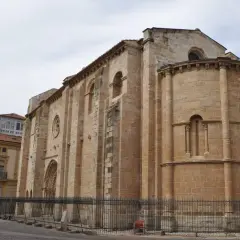 La iglesia de Santa María Magdalena, con su imponente arquitectura románica, se alza majestuosa.