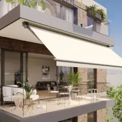 Modern balcones de cristal con mobiliario elegante y toldo desplegado, creando un espacio acogedor al aire libre.