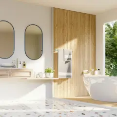 Modernt badrum med fristående badkar, dubbla speglar och trädetaljer. Golvet har en mönstrad design som visar skillnad på kakel och klinker.